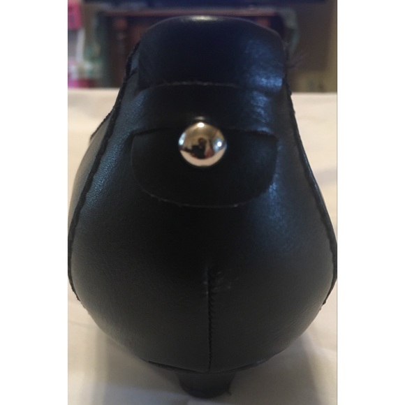 Monroe and Main Black Heel Buckle Toe Pump - Picture 4 of 6